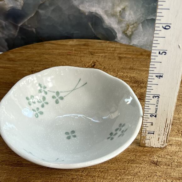 Art Pottery White Ceramic Trinket Dish 5.5" Green Four Leaf Clovers Speckle - Picture 3 of 9